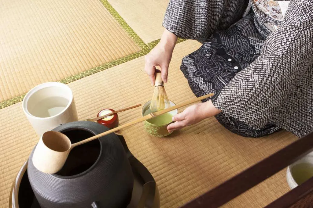本格的な体験もできる月1回の茶室指導