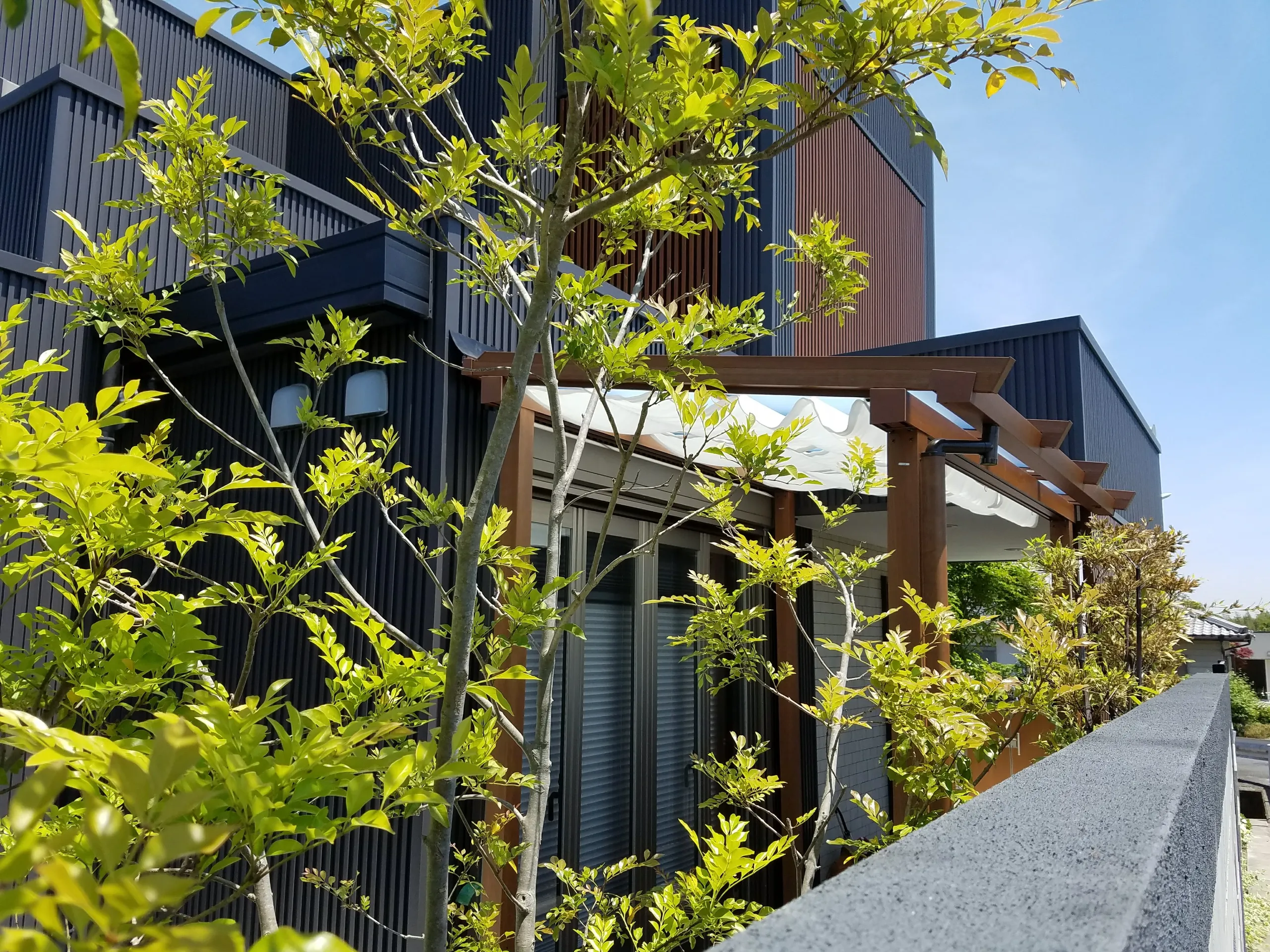 四日市市に拠点を置き、未経験スタートでも高収入を狙える外構工事スタッフの求人募集中です。