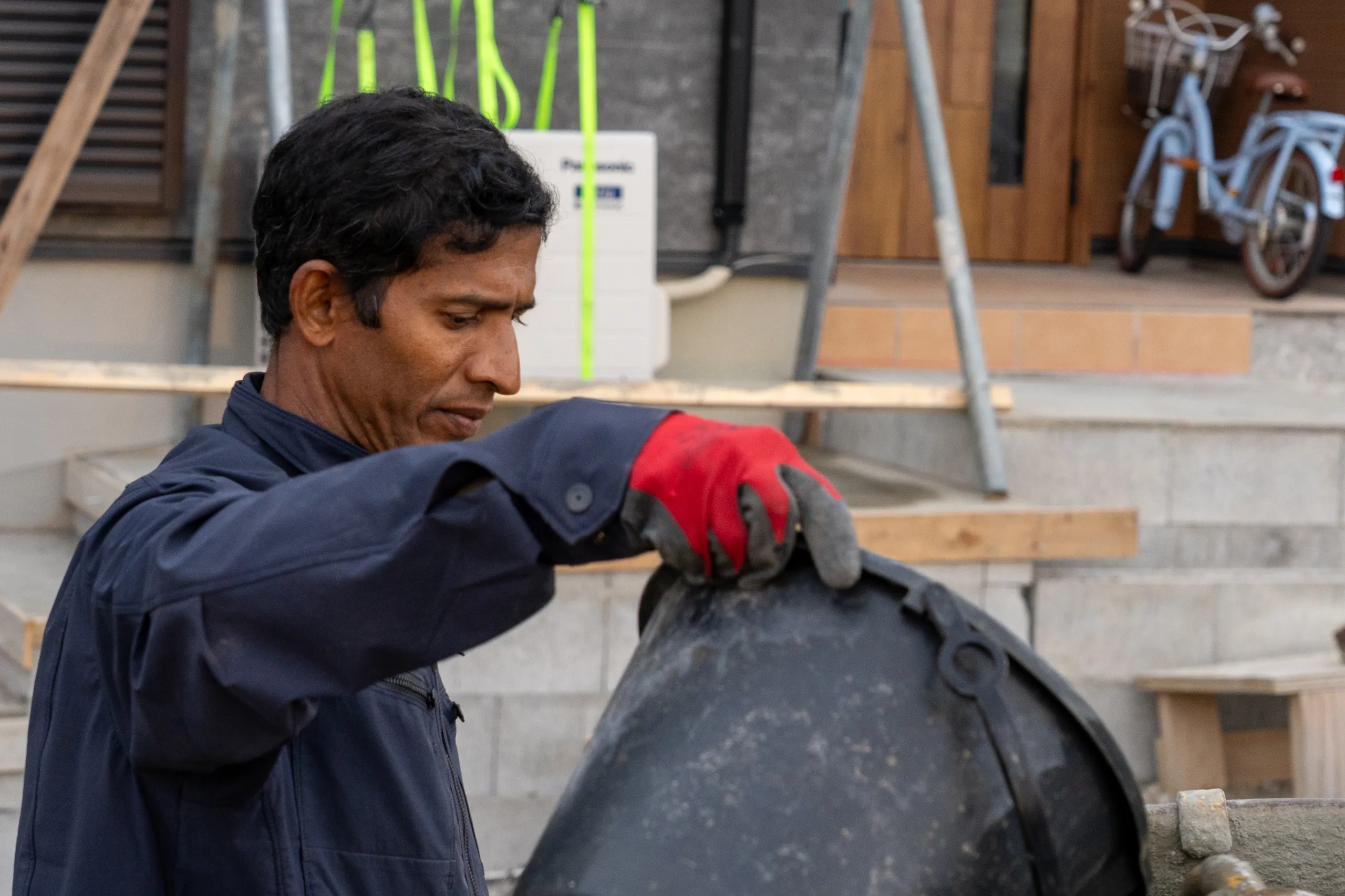 四日市市に拠点を置き、未経験スタートでも高収入を狙える外構工事スタッフの求人募集中です。