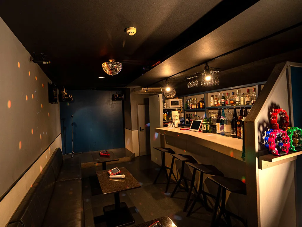 地下1階 カラオケバー