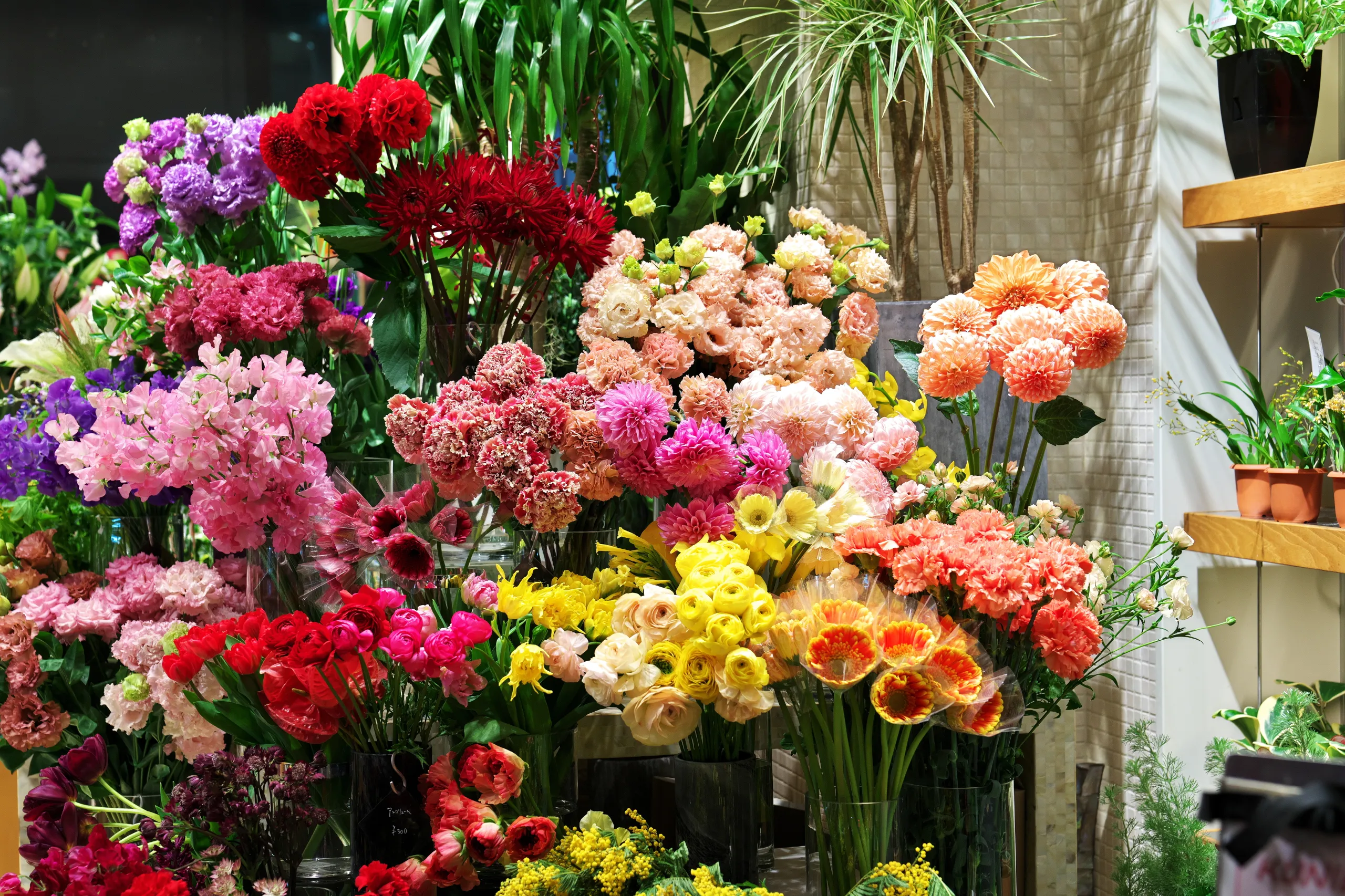 プレゼントやお供えの花なら札幌市白石区・東区のフラワーショップが安心して選べる一束をお届けいたします