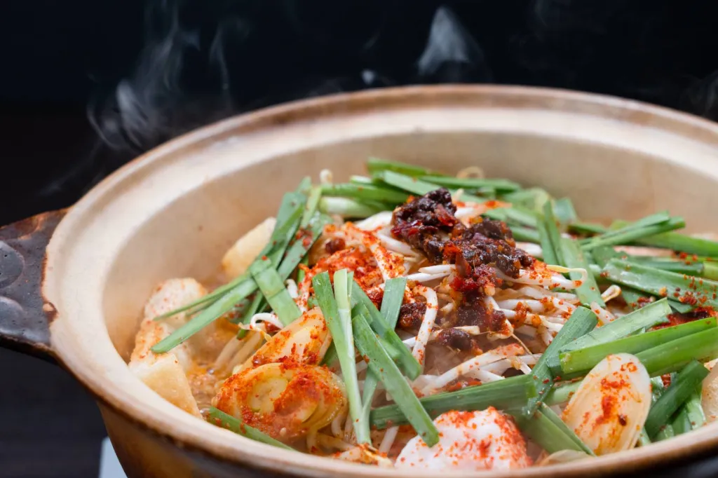 名物!赤もつ鍋が主役!〆も充実!ボリューム満点鍋宴会コース〈全9品+飲み放題〉4000円(税込)