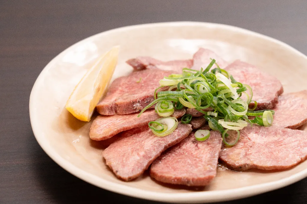 牛タン刺し・ミノ刺し・鯛あら炊き・スペアリブ入り!贅沢ばんざいコース〈全10品+飲み放題〉5000円(税込)